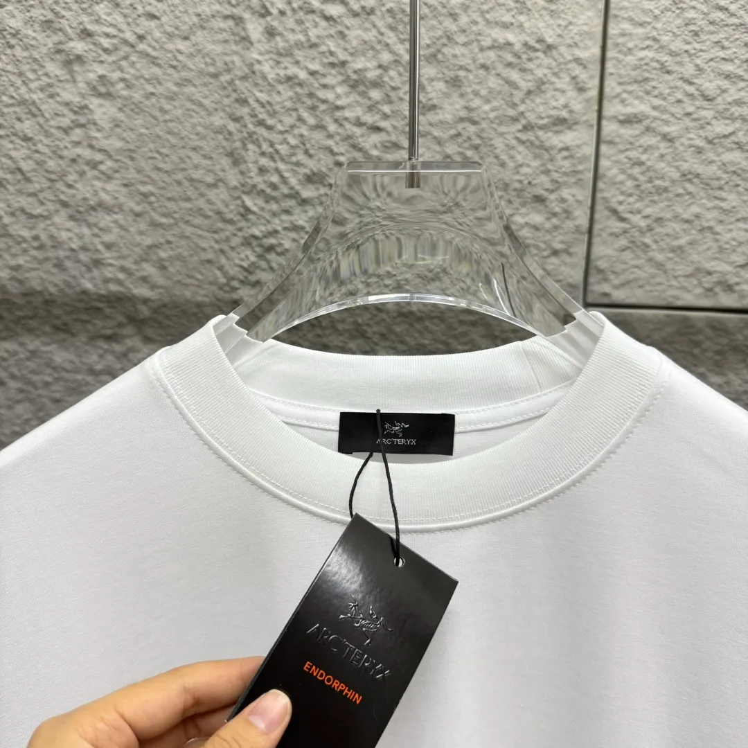 ARC'TERYX* * 2025 New Arrival Classic logo T Same Style ：Black White Size： S （90-130 ） M （120-150 ） L （140-165 ） XL （160-180 ） XXL （180 ）